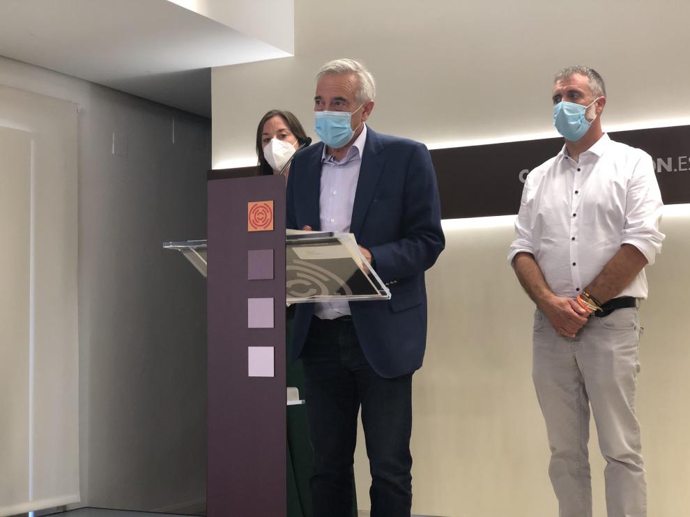Javier Sada, este miércoles junto a la vicepresidenta primera y al vicepresidente segundo de la Mesa de las Cortes