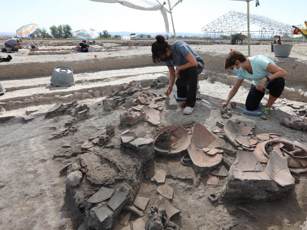 Vasijas y otros elementos domésticos encontrados en el yacimiento romano.
