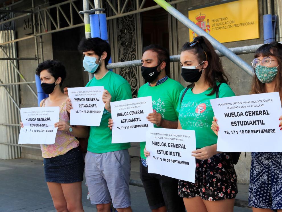Miembros de Sindicato de Estudiantes a las puertas del Ministerio de Educación