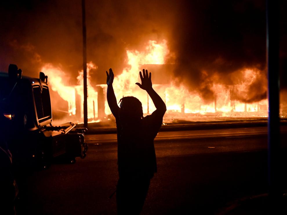 Kenosha (United States), 26/08/2020.- A protestor confronts a police vehicle during a third night of unrest in the wake of the shooting of Jacob Blake by police officers, in Kenosha, Wisconsin, USA, 25 August 2020. According to media reports Jacob Blake, a black man, was shot by a Kenosha police officer or officers responding to a domestic distubance call on 23 August, setting off protests and unrest. Blake was taken by air ambulance to a Milwaukee, Wisconsin hospital and protests started after a video of the incident was posted on social media. (Protestas, Estados Unidos) EFE/EPA/TANNEN MAURY Protest in wake of police shooting of Jacob Blake in Kenosha, Wisconsin