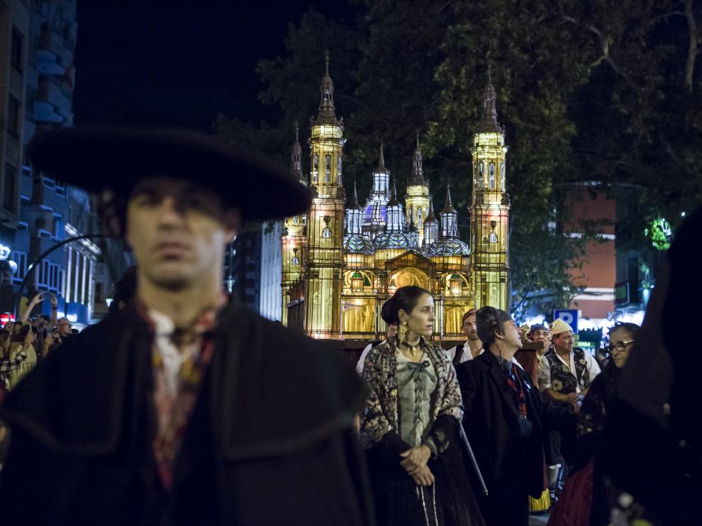 La carroza de la basílica del Pilar es siempre una de las más fotografiadas.