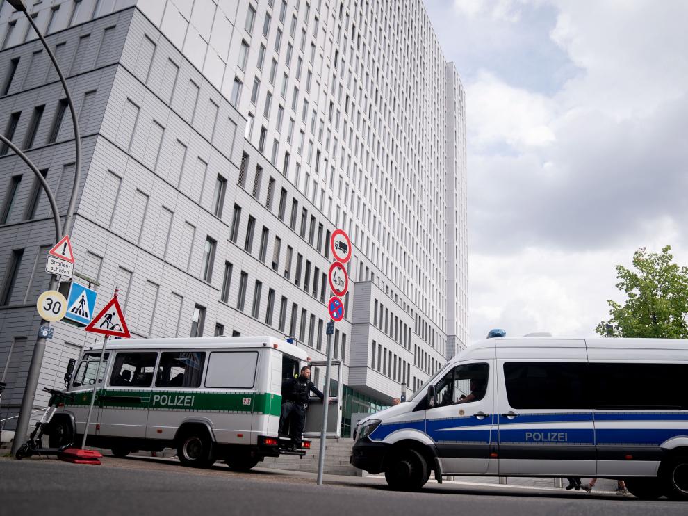 Vehículos policiales junto al hospital donde está ingresado Navalni, el lunes en Berlín.