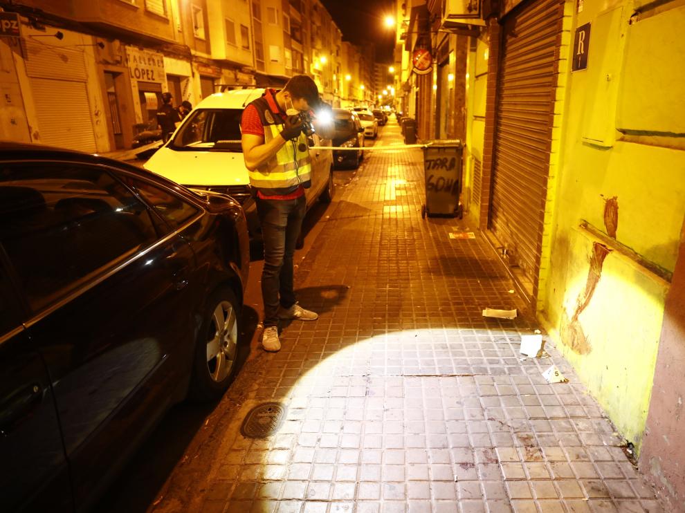 Los hechos han ocurrido en torno a la medianoche en la puerta de un bar de la calle de Tarragona. El herido permanece ingresado en la uci del Miguel Servet.