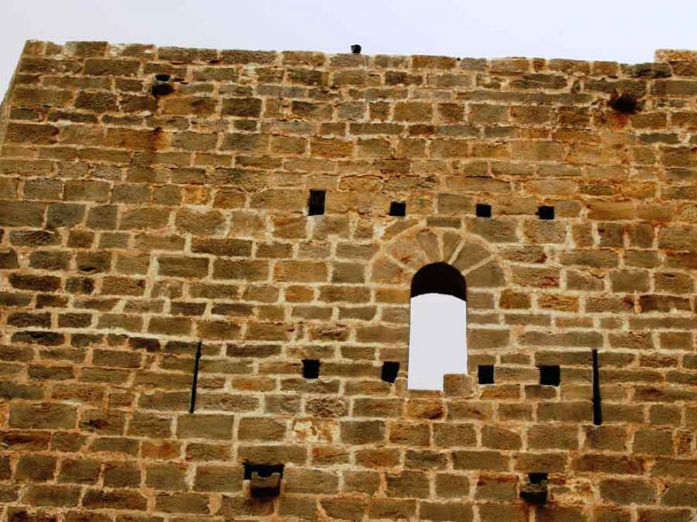 Muro de la fortificación con elementos del castillo original, del siglo XII.