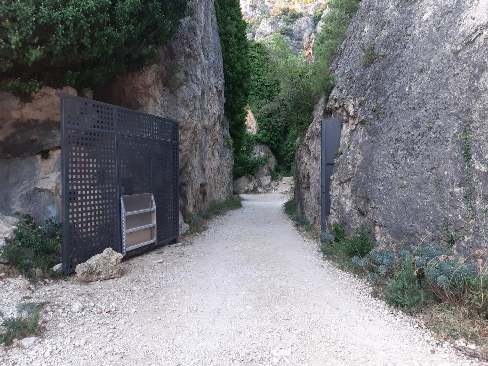 Imagen de la puerta que permite cerrar el acceso al Parrissal de Beceite.