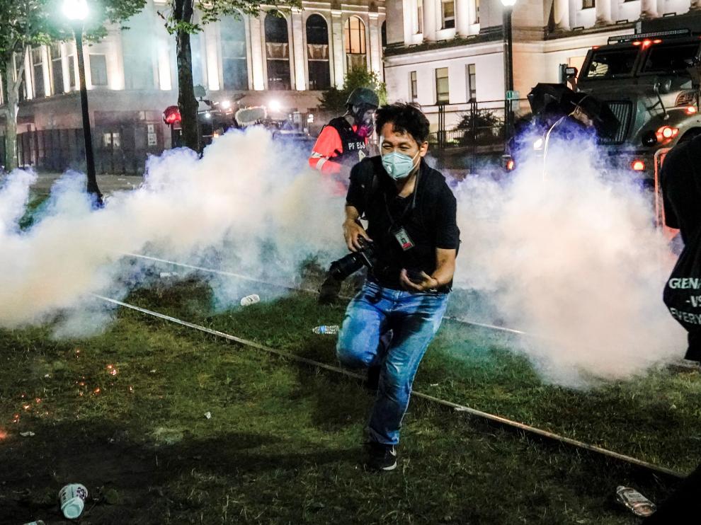 Tercera noche de disturbios en Wisconsin en protestas por la violencia policial.