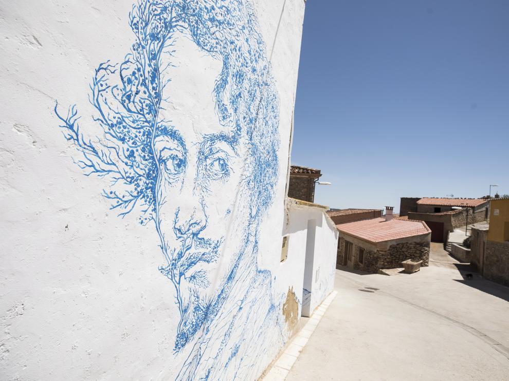 Un mural de Bécquer en las calles de Trasmoz, destino de la tercera ruta