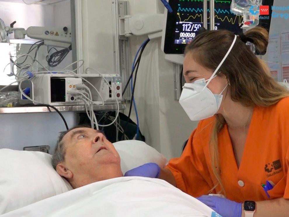 Una sanitaria del Hospital Gregorio Marañón junto al paciente con la covid que más tiempo ha estado ingresado en la UCI, con 158 días.