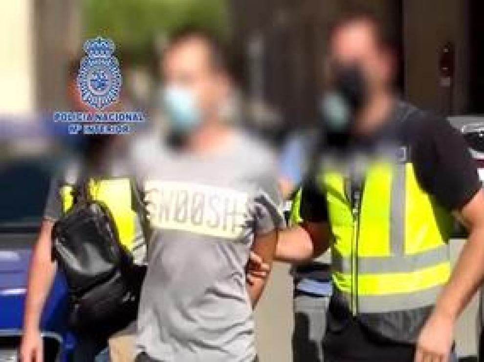 Agentes de la Policía Nacional han detenido en la localidad zaragozana de Cuarte de Huerva a un negacionista de la covid-19 por incitación al odio y a la violencia a través de las redes sociales.