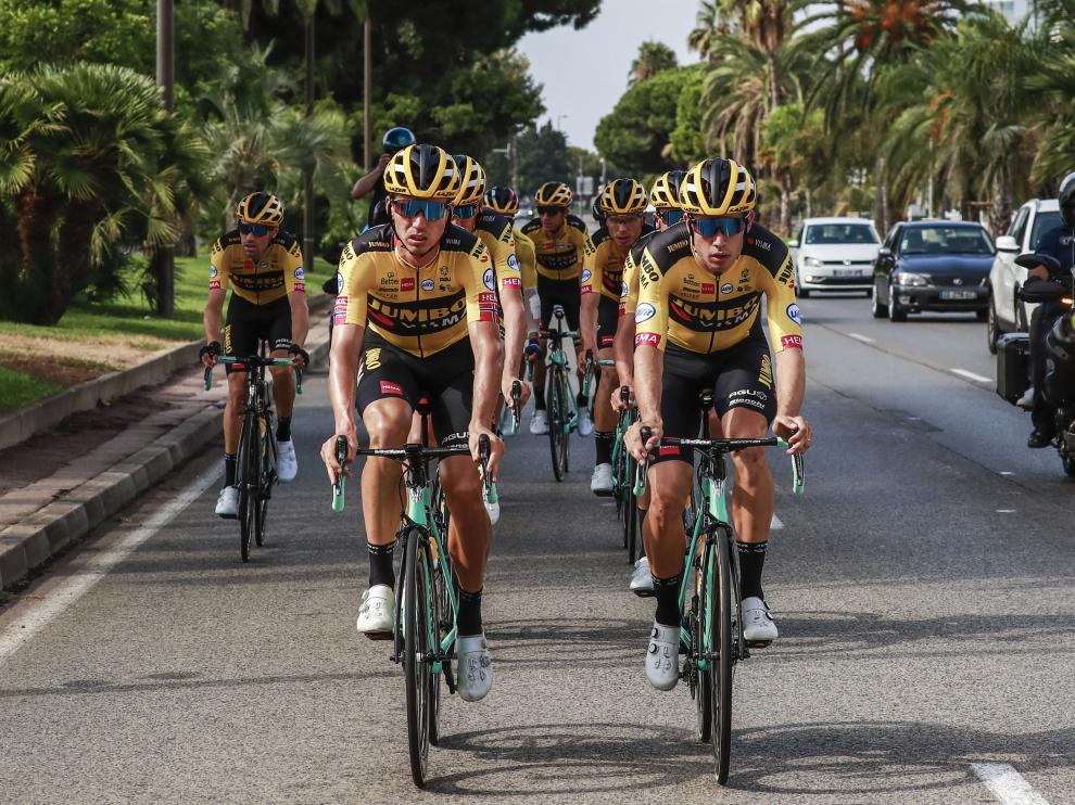 Ciclistas del equipo Jumbo-Visma se entrenan para el Tour de Francia, este viernes en Niza.