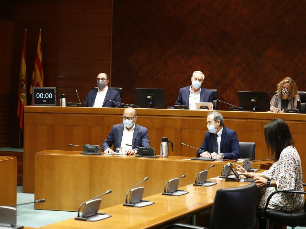 El consejero Felipe Faci explica a los grupos parlamentarios las medidas de inicio del nuevo curso escolar, este viernes en las Cortes.