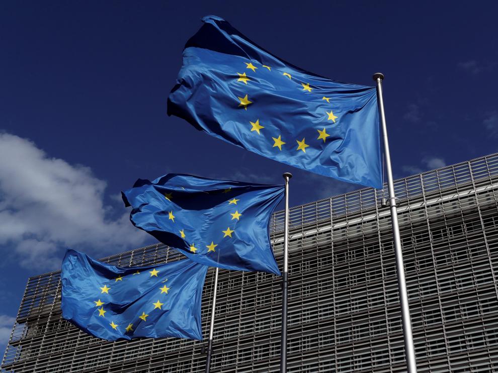 Banderas europeas ante la sede de la Comisión en Bruselas.