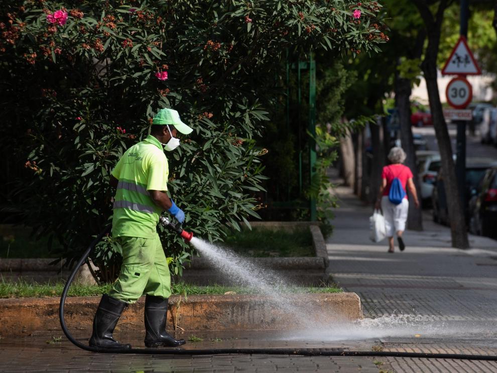 Un operario desinfecta las calles de Delicias, este viernes, junto al centro de salud de la Bombarda.