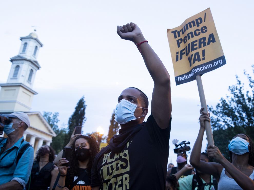 Washington, Dc (United States), 27/08/2020.- Protesters march near Black Lives Matter Plaza and the White House during the final night of the Republican National Convention (RNC) in Washington, DC, USA, 27 August 2020. Large protest are expected as the RNC culminates tonight with US President Donald J. Trump delivering a speech on the South Lawn of the White House with fireworks to follow. (Protestas, Incendio, Estados Unidos) EFE/EPA/SHAWN THEW Protests around the White House during the final night of the Republican National Convention
