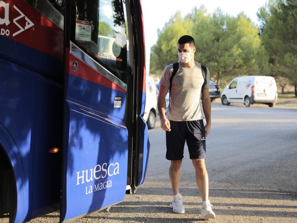 Andrés Fernández se sube al autobús con rumbo a la capital guipuzcoana.