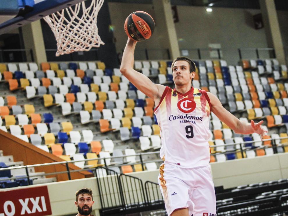 Nico Brusino ataca el aro del Gipuzkoa en el partido de este sábado.