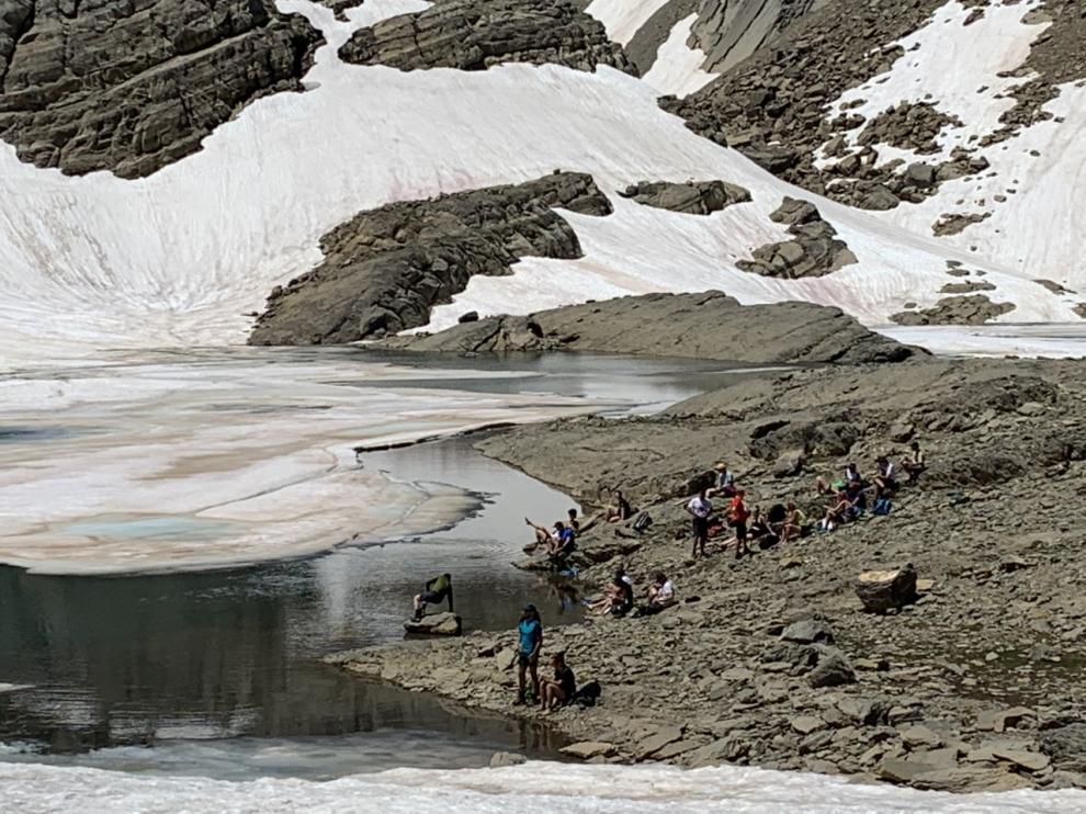 El ibón de Marboré (2.590 m), donde algunos turistas se bañan, a pesar de la prohibición.