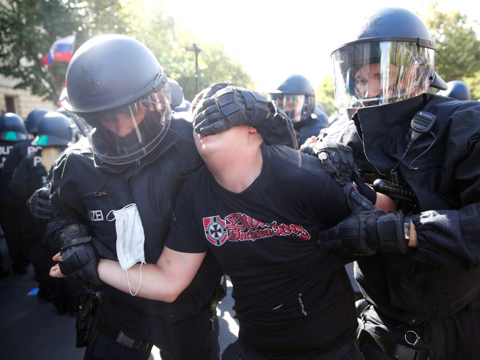 La Policía detiene la manifestación de los negacionistas del coronavirus en Berlín