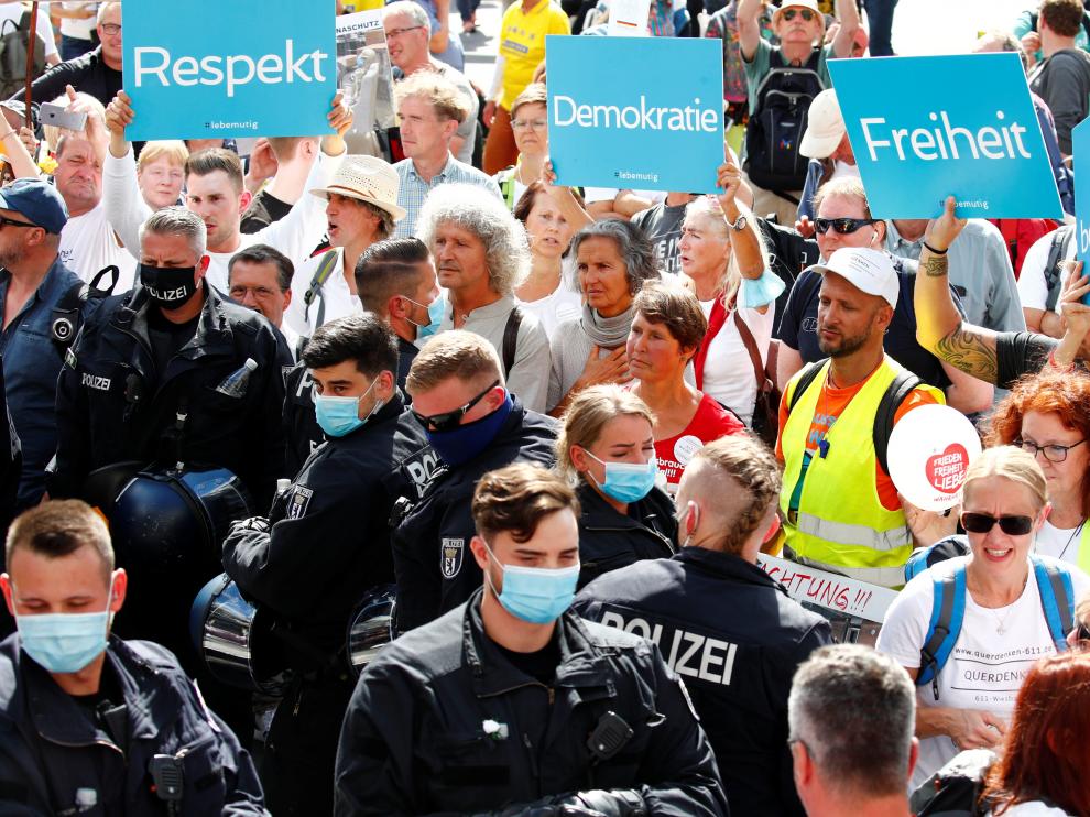 La Policía detiene la manifestación de los negacionistas del coronavirus en Berlín