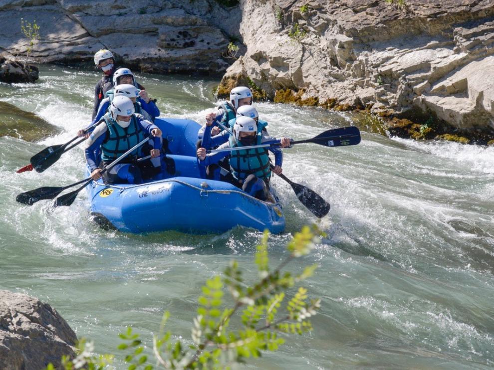 Un descenso de rafting con mascarilla por las aguas del río Gállego este verano.