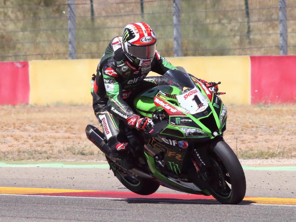 El piloto Jonathan Rea celebra su triunfo en la carrera de Superbikes celebrada este domingo en el circuito turolense de Motorland Alcañiz