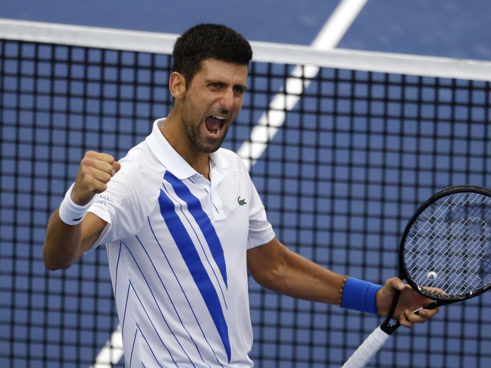 El tenista serbio Novak Djokovic celebra su victoria contra Milos Raonic en la final de este sábado.