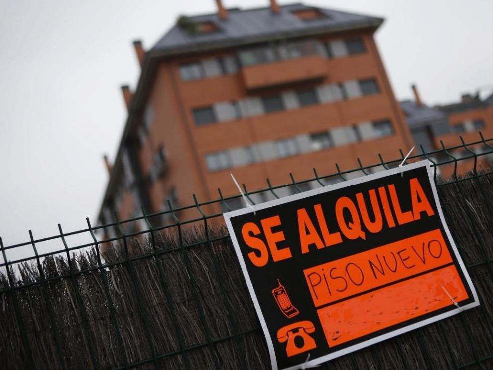 Foto de archivo de un cartel de 'se alquila'.