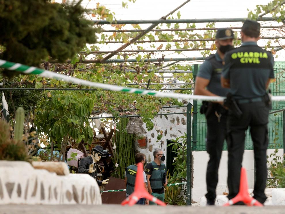 La Guardia Civil investiga el hallazgo de dos cadáveres aún no identificados en una vivienda de Adeje, este sábado al sur de Tenerife.