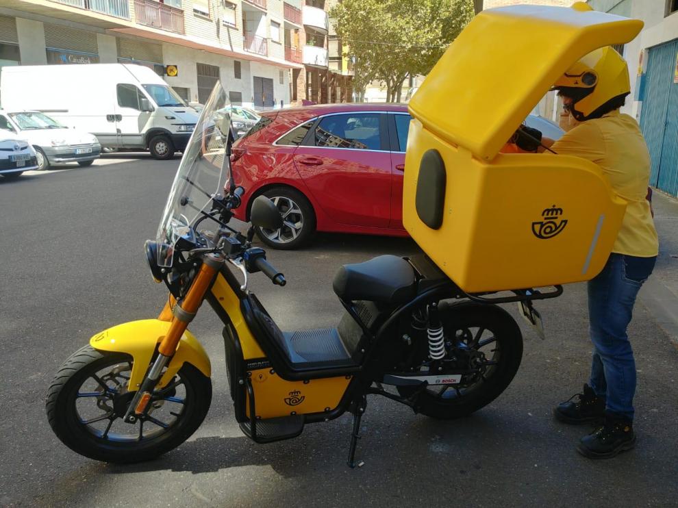 Nuevo modelo de moto eléctrica que Correos ha incorporado a su flota de Zaragoza