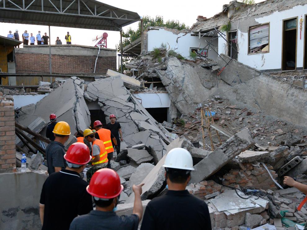 Trabajadores de emergencias durante las labores de rescate tras el derrumbe de un restaurante en China.