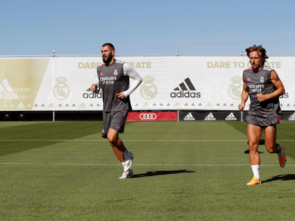 El delantero del Real Madrid Karim Benzema (izquierda) y el centrocampista Luka Modric (derecha) asisten al entrenamiento del equipo en Valdebebas, Madrid, este lunes.