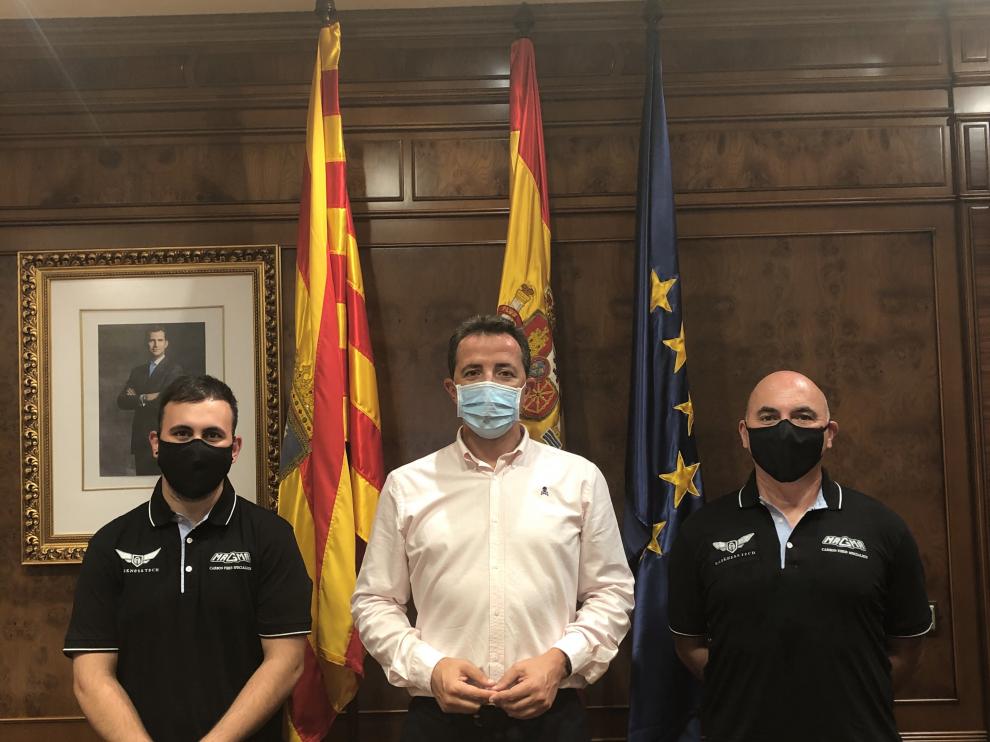 El alcalde de Calanda, Alberto Herrero, en el centro, con dos representantes de Magma Composites.