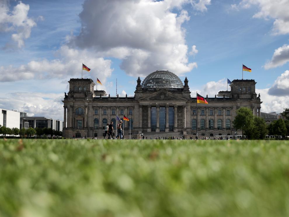 Gente camina junto al Bundestag, este lunes en Berlín.