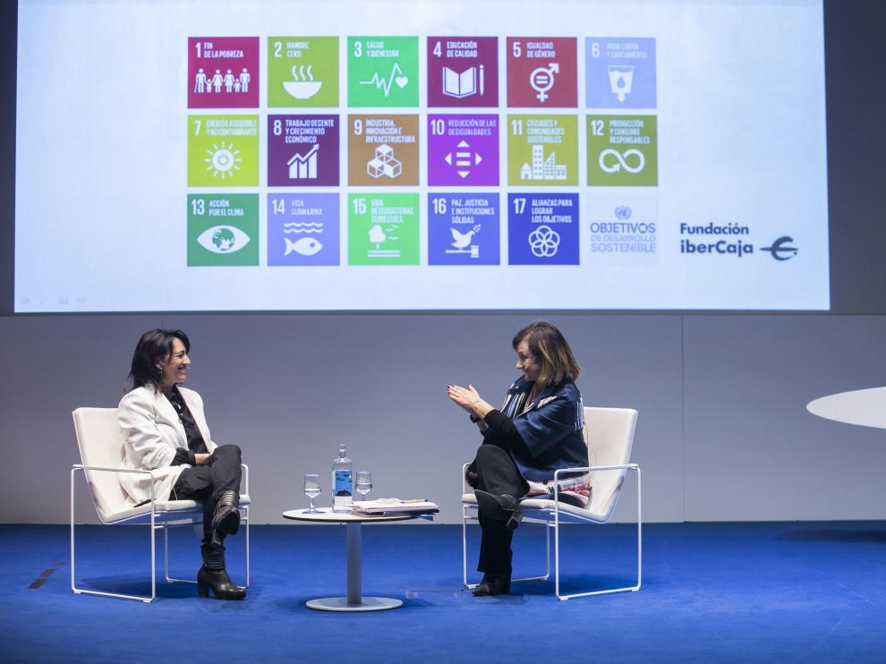 Cristina Gallach (derecha), alta comisionada del Gobierno para la Agenda 2030, con Cristina Monge.