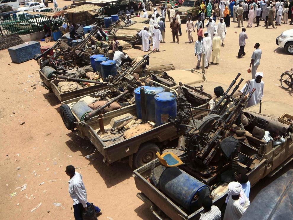 Khartoum (Sudan).- (FILE) - A general view over military equipment allegedly seized during a battle in the contested area of south Darfur, Nyala, Sudan, 04 May 2015 (reissued 31 August 2020). The Sudanese government and rebel groups on 31 August 2020 will hold a formal signing ceremony after they agreed on a peace deal. EFE/EPA/MARWAN ALI *** Local Caption *** 51917573 Sudan government, rebel groups sign peace deal