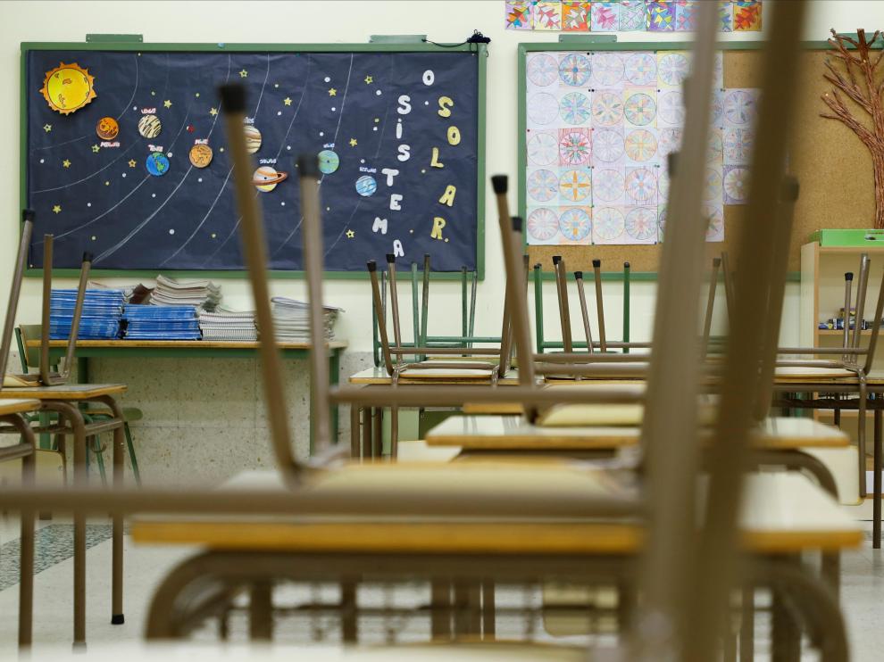 Un aula vacía de un colegio público de Palas de Rei, este martes en Lugo.