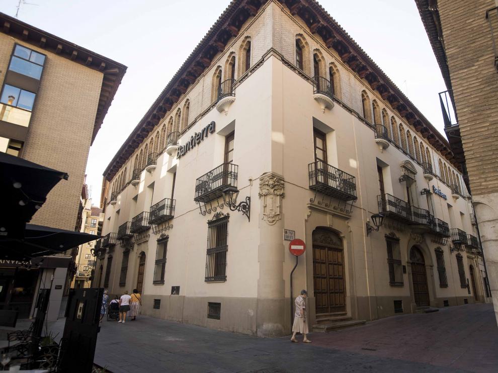 Edificio de Caja Rural de Aragón donde se ubicará la nueva sede de la Universidad San Jorge.