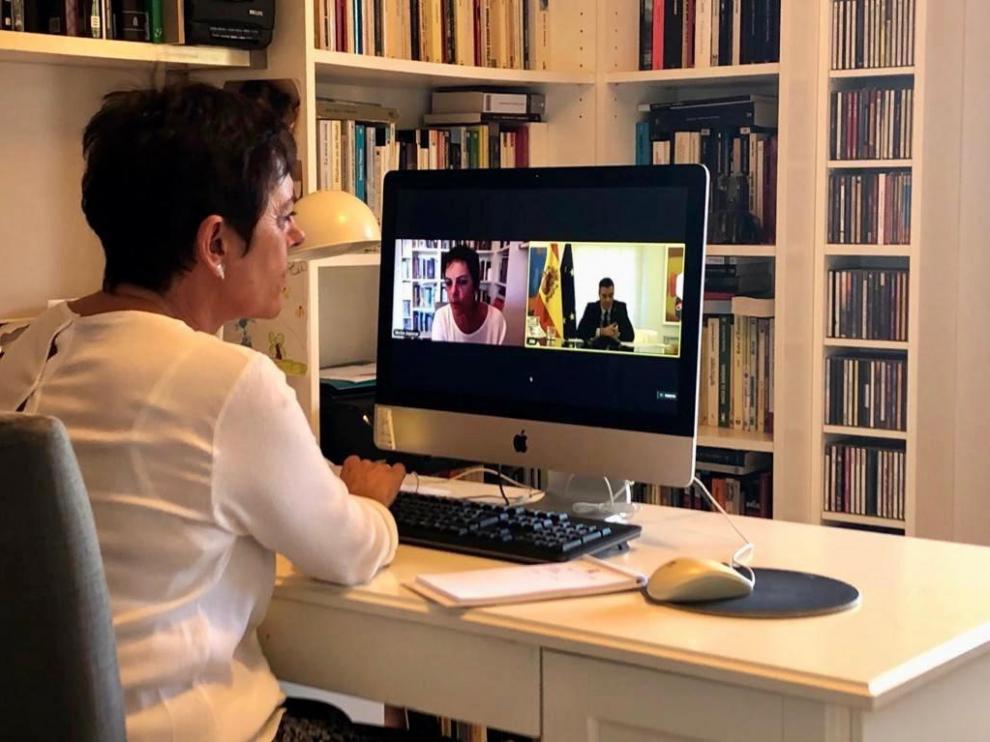 La portavoz de Bildu, Mertxe Aizpurua, conversa con Pedro Sánchez por videoconferencia.