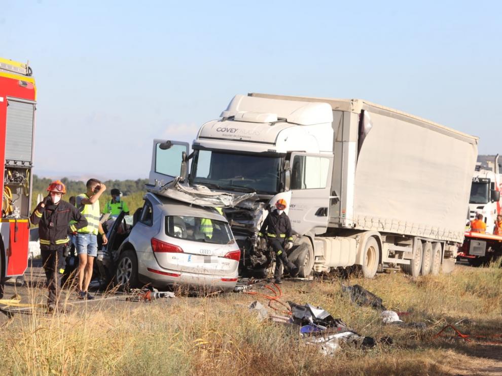 El camión chocó frontalmente con el coche en el que viajaban los tres fallecidos.
