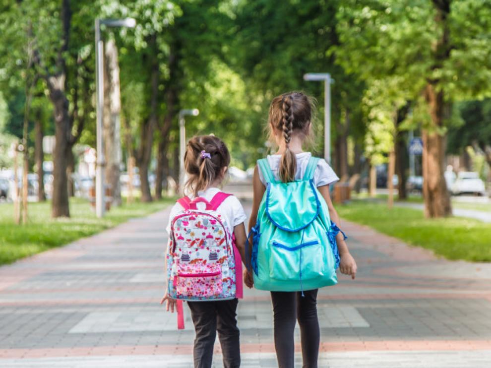 La Asociación Española de Pediatría recomienda que el peso de la mochila no supere el 10-15% del peso del niño.