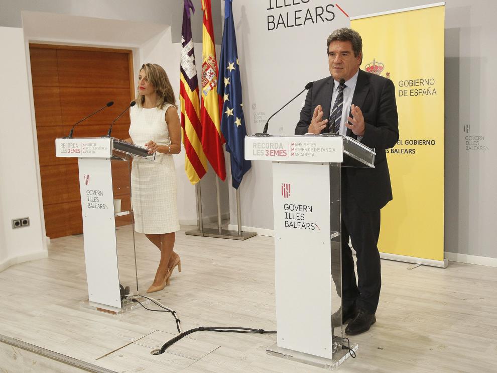 Los ministros José Luis Escrivá y Yolanda Díaz este viernes en Palma de Mallorca.