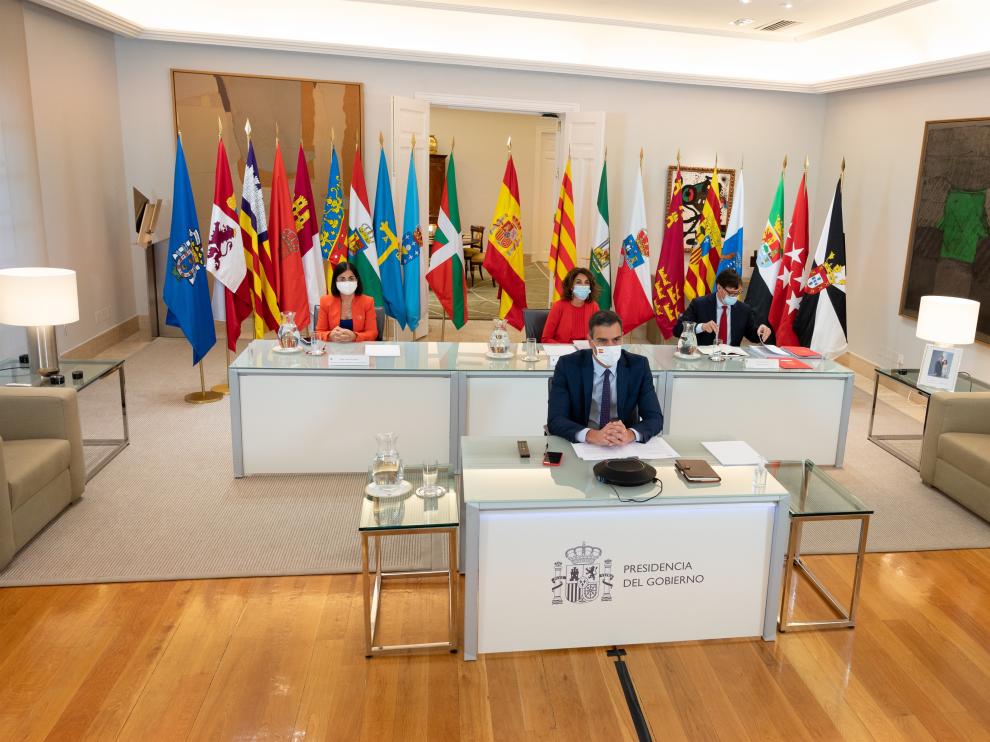 Pedro Sánchez y su equipo en la conferencia de presidentes autonómicos por videollamada.