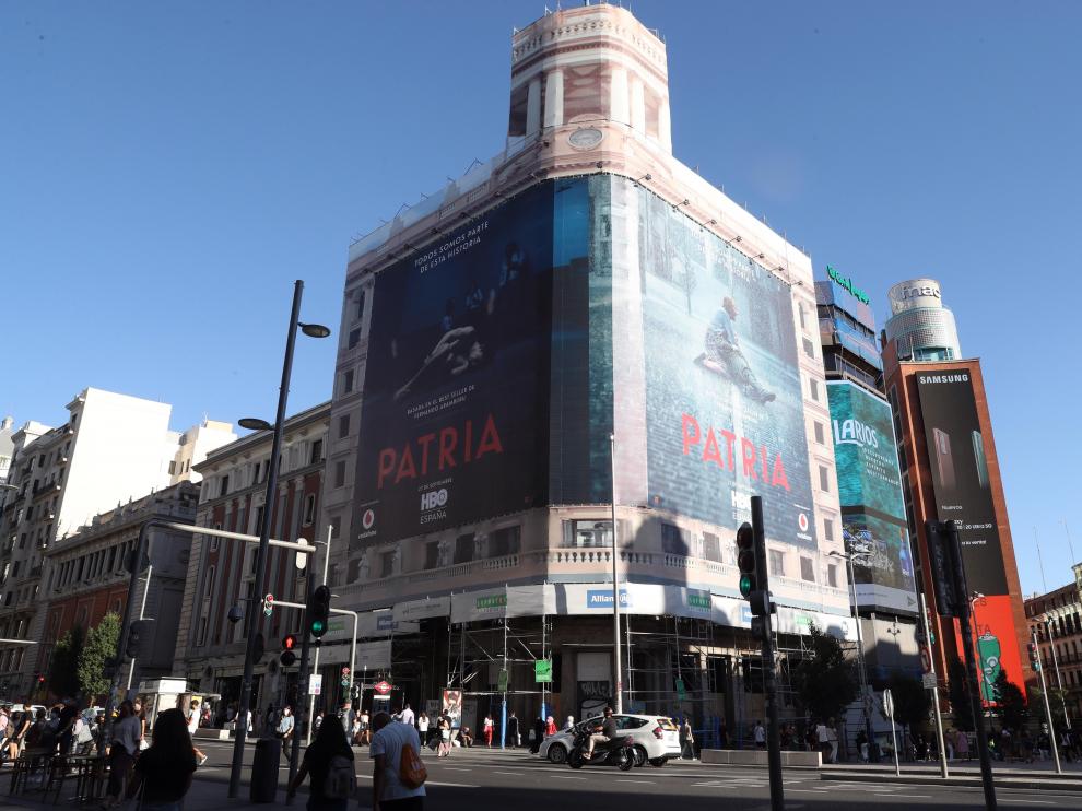 Polémico cartel de la serie 'Patria' en la Plaza de Callao de Madrid, este viernes.