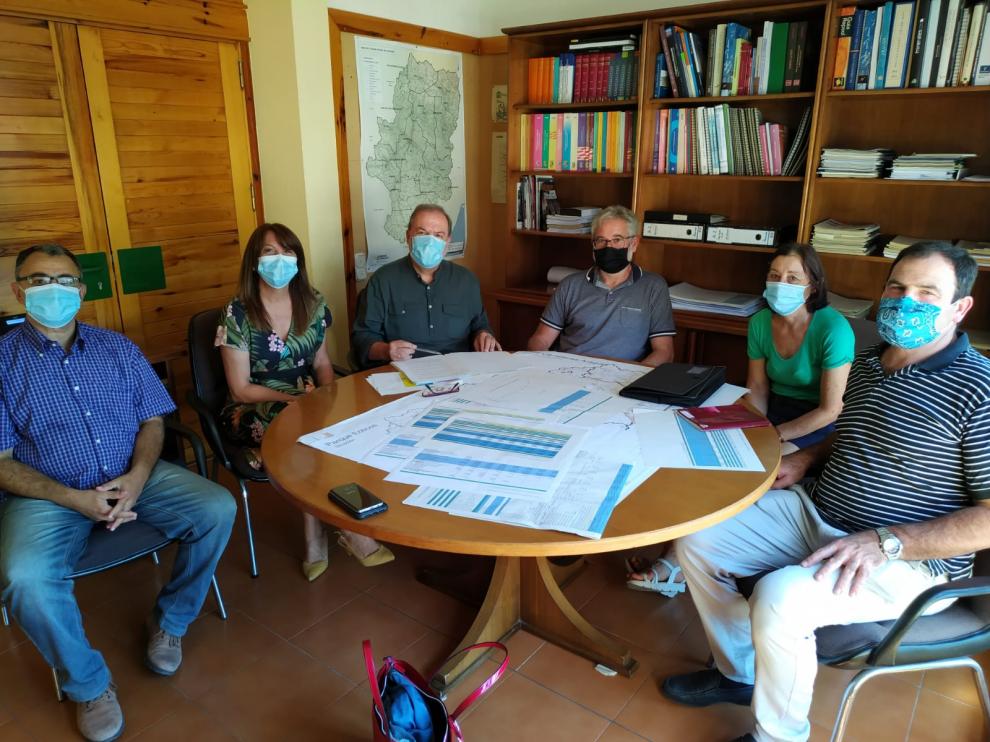 Reunión de Bizén Fuster con los miembros de la Asociación Guarguera Viva.