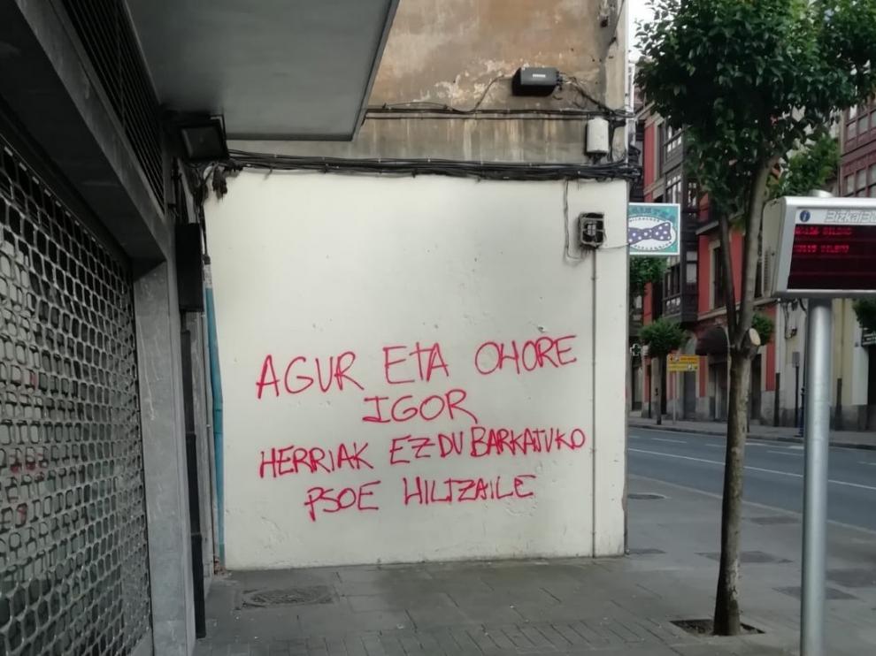 Pintadas en la sede del PSE en Portugalete, este sábado en Vizcaya.