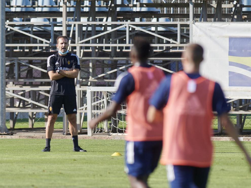 Rubén Baraja da órdenes en voz alta al equipo durante el entrenamiento táctico de este domingo en la Ciudad Deportiva.