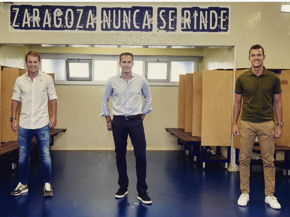 Manuel Poblaciones, a la izquierda en esta imagen del día de la presentación, junto a Rubén Baraja y José Rodríguez (dcha.), el segundo del técnico.