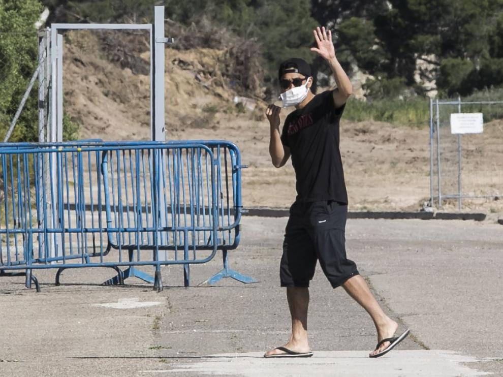 Kagawa saluda en la Ciudad Deportiva.