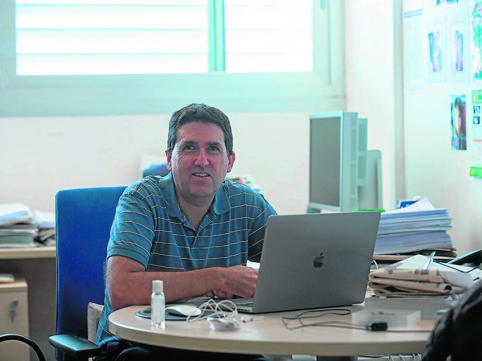 Ramón Hurtado-Guerrero trabaja con los nanoanticuerpos diseñados computacionalmente.