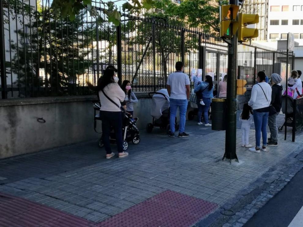 Agentes de la Policía de Zaragoza han facilitado los accesos a los colegios de la capital aragonesa.